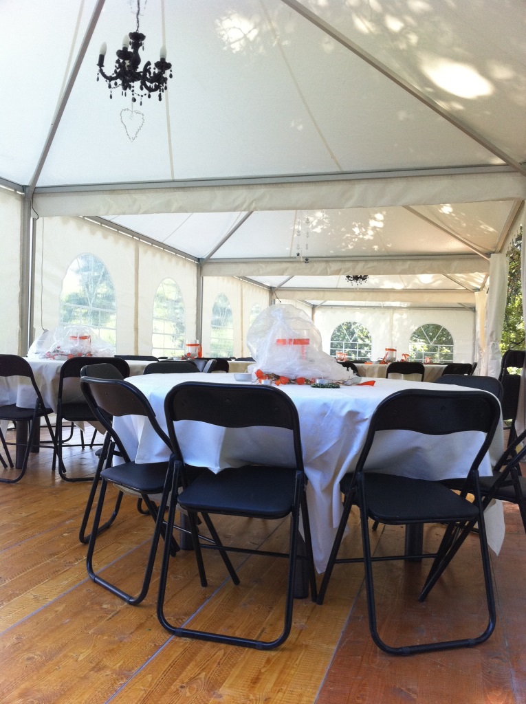 Lustres noirs, tente 5x5 m